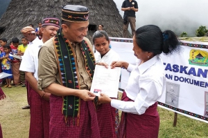 Dirjen Dukcapil Serahkan Dokumen Kependudukan Masyarakat Adat Wae Rebo